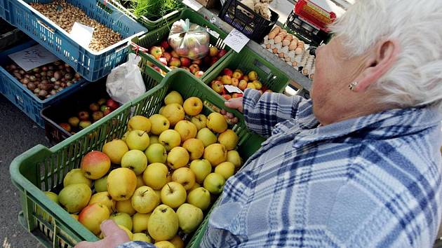 Zákazníci si před víkendem sami mohou vybírat, jaké ovoce nebo zeleninu potřebují. Ilustrační foto