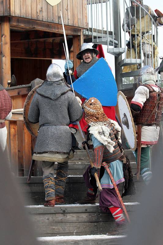 Fantasy bitva mezi barbary a rytíři u hradiště za Lesním hřbitovem v Hradci Králové.