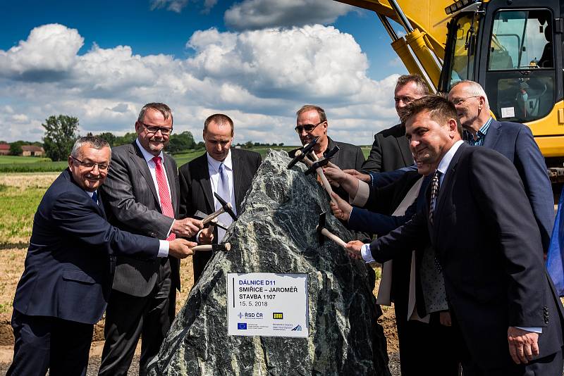 Ředitelství silnic a dálnic (ŘSD) zahájilo výstavbu úseku dálnice D11 mezi Smiřicemi a Jaroměří. Silnice v délce 7,15 kilometru bude stát 1,5 miliardy korun bez DPH a hotova by měla být do konce roku 2021.