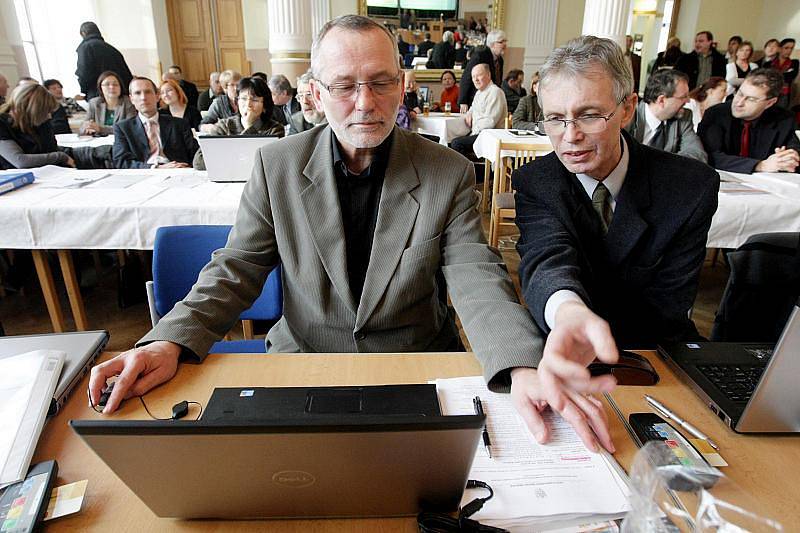 Již čtvrté ustavující zasedání, kde se hradecké zastupitelstvo pokoušelo zvolit primátora Hradce Králové (14. prosince 2010).