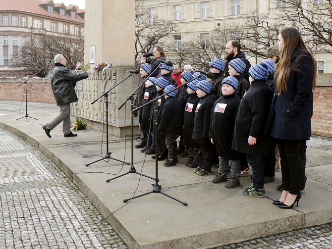 Vystoupení chlapeckého pěvěckého sboru na královéhradeckém Masarykově náměstí.