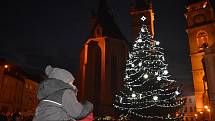 První adventní neděli si užily hlavně rodiny s dětmi v Hradci Králové, kde se smrky ztepilé rozsvítily ve vánočním hávu na Velkém a Masarykově náměstí.