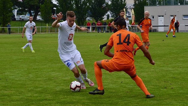 Zatímco hradecké béčko (v bílém) ovládlo podzimní derby, nyní se z tříbodového zisku radovaly Živanice.