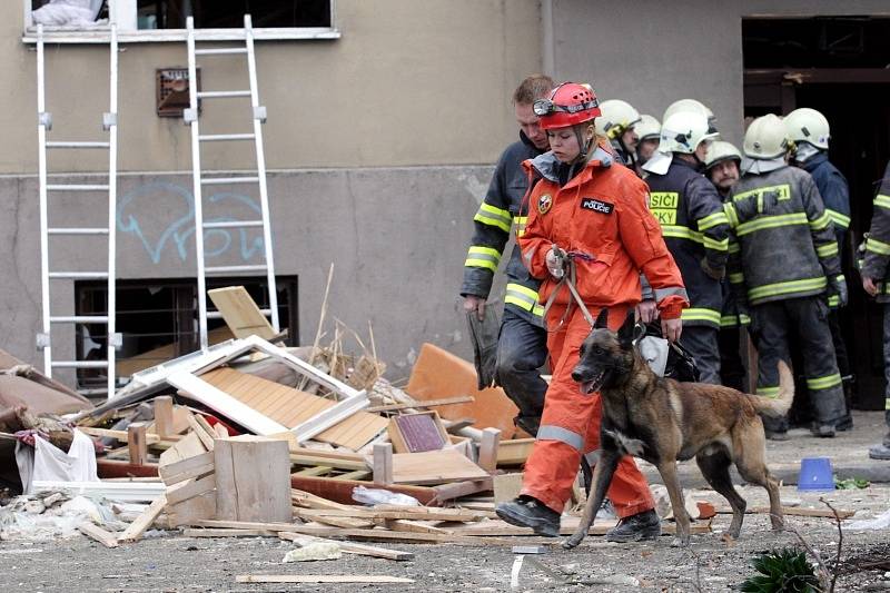 Ve Střelecké ulici v Hradci Králové zničil výbuch plynu dvě patra obytného domu. 