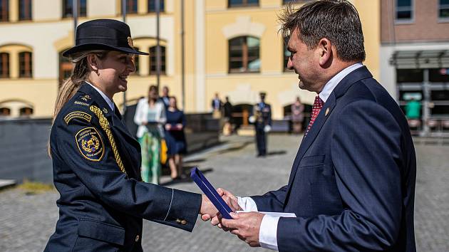 Devatenáct hasičů z Královéhradeckého kraje převzalo od ředitele HZS KHK a hejtmana Martina Červíčka ocenění za zásluhy a věrnost.