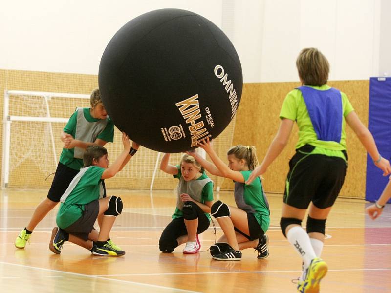 Turnaj studentů ve hře zvané kin-ball v hradecké Třebši.