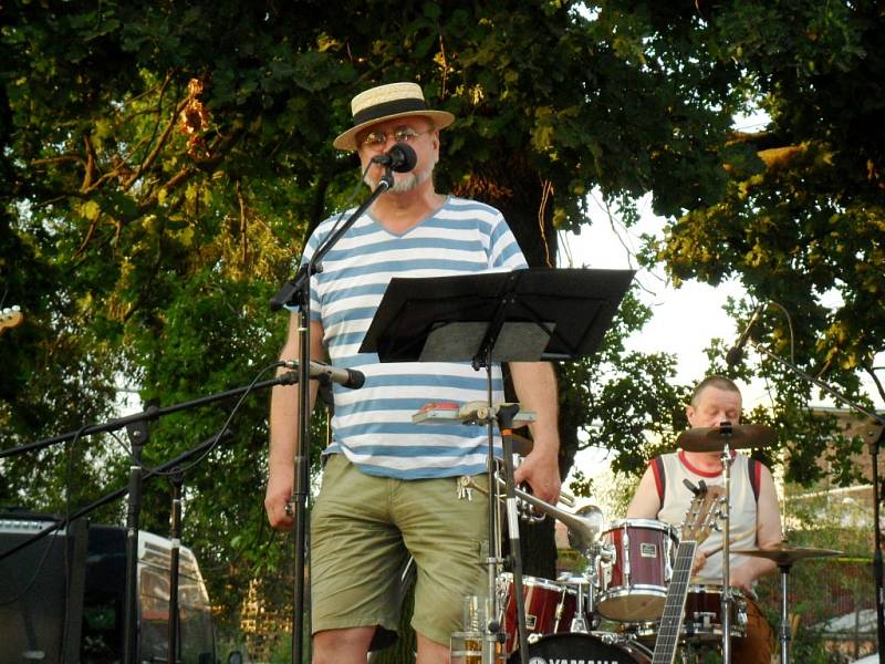 Léto na statku: koncert kapely Nadoraz na piletickém Šrámkově statku v Hradci Králové.