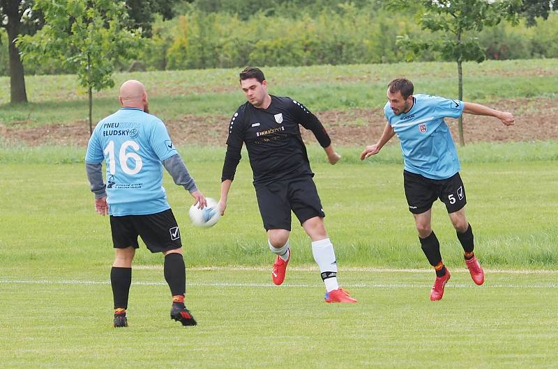 Doposud stoprocentní Probluz (v černém) na domácím trávníku porazila v duelu III. třídy Neděliště 4:2.