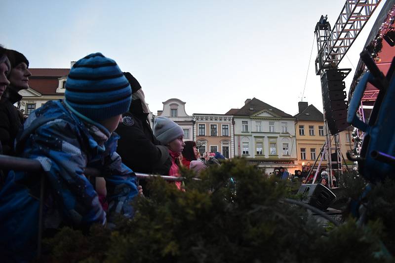 První adventní neděli si užily hlavně rodiny s dětmi v Hradci Králové, kde se smrky ztepilé rozsvítily ve vánočním hávu na Velkém a Masarykově náměstí.