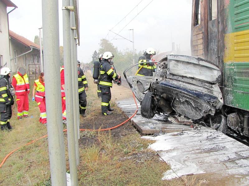 Tragická srážka osobního vlaku s osobním automobilem v Hradci Králové.