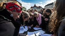 #Vyjdi ven - výstražná stávka studentů na obranu ústavních a společenských zvyklostí a hodnot na Masarykově náměstí v Hradci Králové.