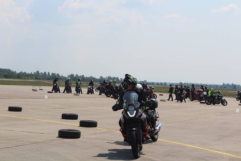 Téměř dvě stovky motorkářek a motorkářů se v sobotu zúčastnily celorepublikové preventivní kampaně Začněme spolu aneb Kolama dolů.