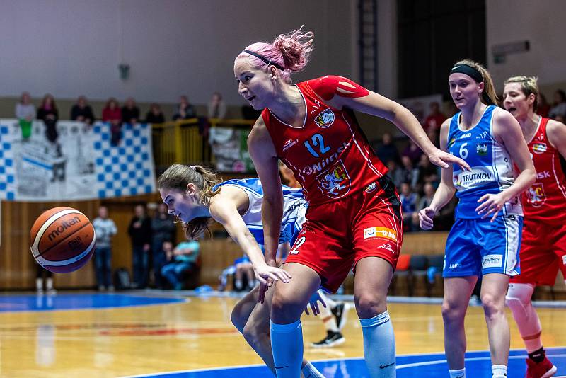 Ženská basketbalová liga: Sokol Nilfisk Hradec Králové - BK Loko Trutnov.