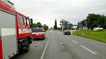 Dopravní nehoda osobního vozidla a autobusu na silnici I/11 v obci Kratonohy.