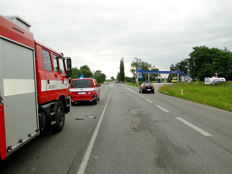 Dopravní nehoda osobního vozidla a autobusu na silnici I/11 v obci Kratonohy.