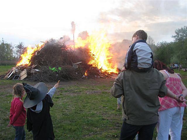 Pálení čarodějnice v Předměřicích nad Labem, pátek 30. dubna 2010.