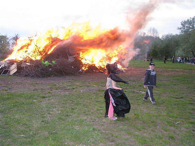 Pálení čarodějnice v Předměřicích nad Labem, pátek 30. dubna 2010.