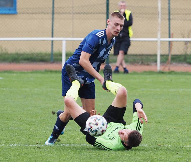 Fotbalisté Třebše (v modrém) v domácím prostředí porazili Vysokou nad Labem těsně 2:1.