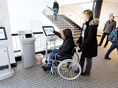 Invalidní vozík k zapůjčení v budově královéhradeckého magistrátu.