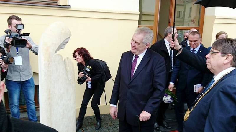 Příjezd prezidenta Miloše Zemana do Hradce Králové.