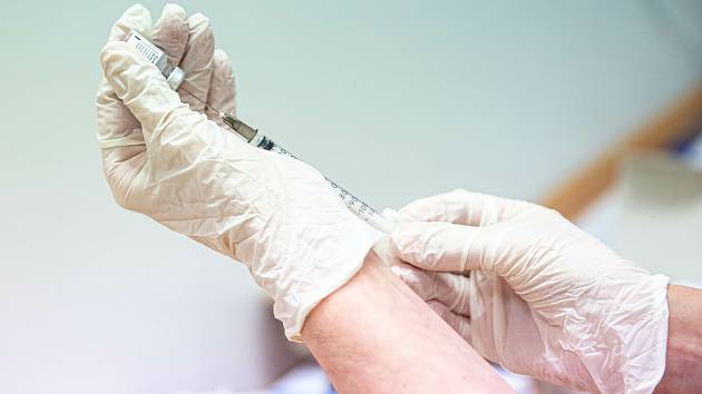V Krajských nemocnicích v Královéhradeckém kraji začla vakcinace na COVID-19. Do náchodské nemocnice dorazila očkovací látka dnes a hned byla využita.