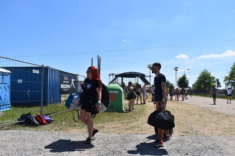 Třicet pět tisíc návštěvníků letos očekává Rock for People v Hradci Králové. Brány festivalového parku na letišti se otevřely ve středu v poledne.