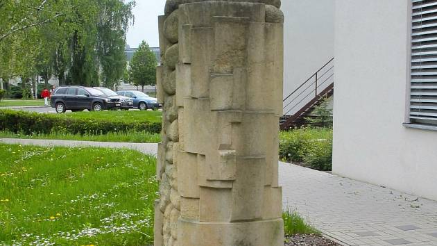 Před novým pavilonem psychiatrické kliniky stojí pískovcová stéla vytvořená během Hořického sympozia.