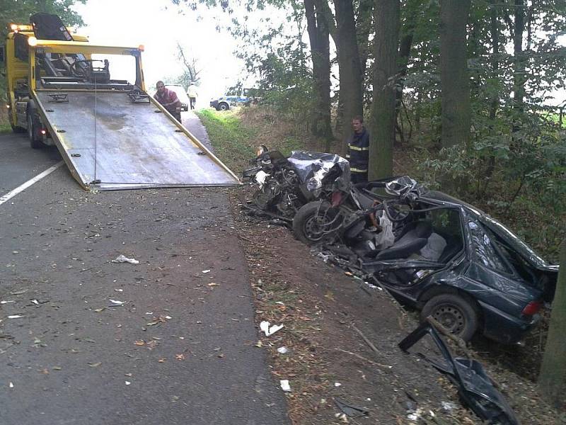 Tragická dopravní nehoda. Automobil narazil do stromu, řidič zahynul.