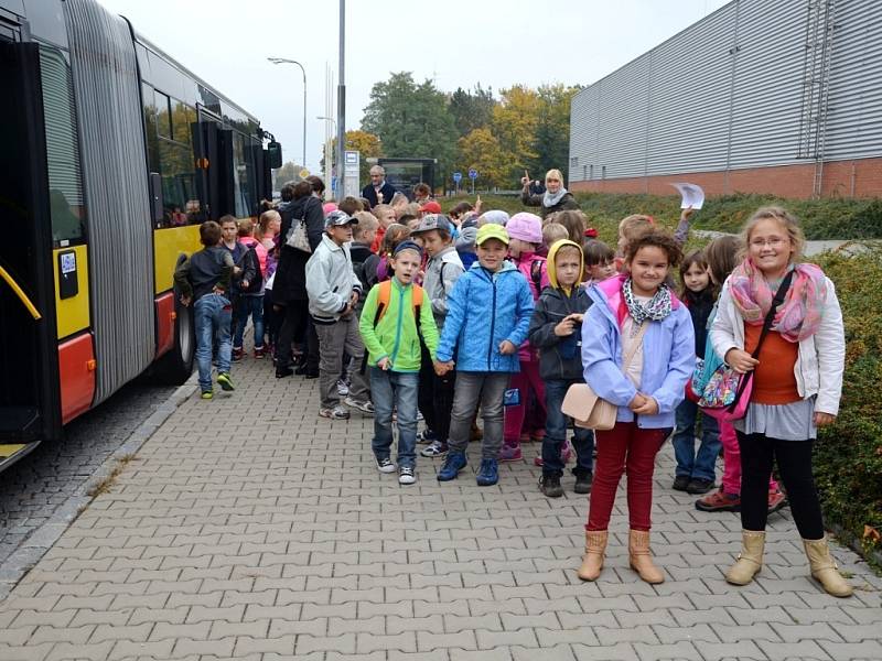 Děti ze školní družiny ZŠ Pouchov na cestě do hradeckého multikina CineStar.