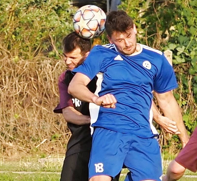 ŠLÁGR PŘEBORU. Fotbalisté Dohalic (v modrém) si dojeli pro cenné tři body do Prasku, kde po boji zvítězili 4:2. Foto: Lubomír Douděra