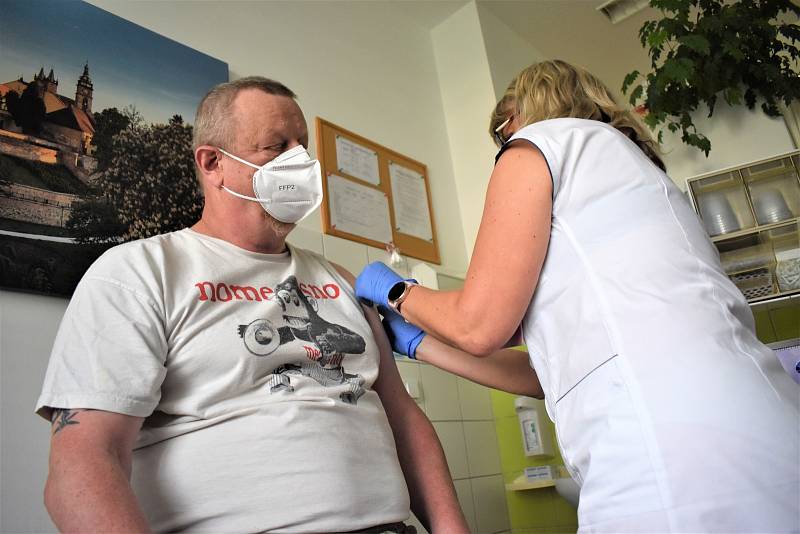 Hradecká fakultní nemocnice rozšířila provozní dobu očkovacího centra. Lidem nabízí i vakcínu vyvinutou proti omikronu.