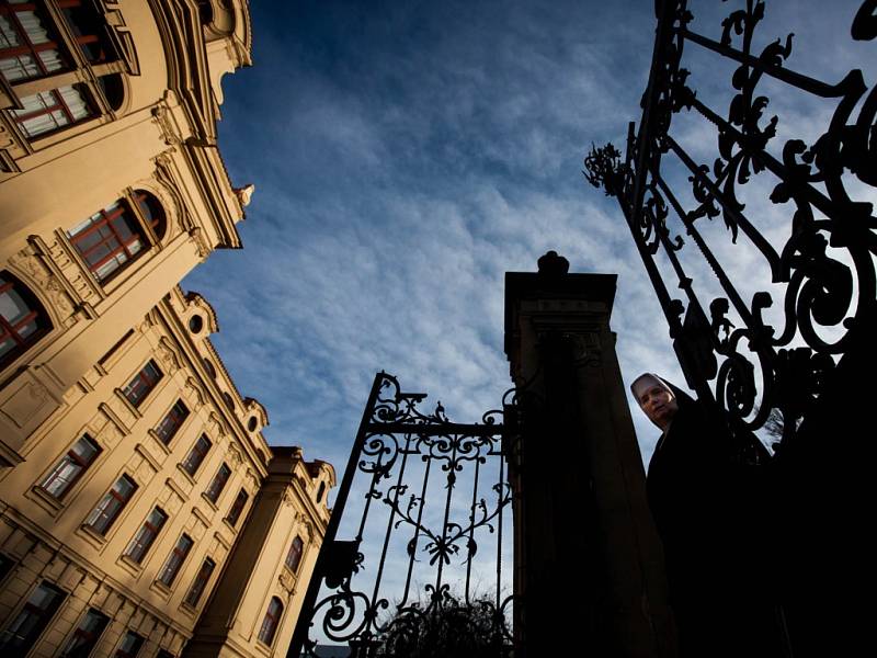 Královéhradecké Rudolfinum, dříve ústav hluchoněmých, sídlo obchodní akademie na Pospíšilově třídě.