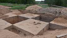 Bronzové šperky, nebo základy domů z doby kamenné našli archeologové na budoucí trase obchvatu Jaroměře.