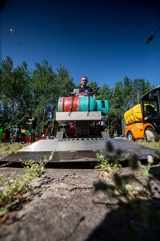 Představení technologií na ekologickou likvidaci plevele v Hradci Králové.