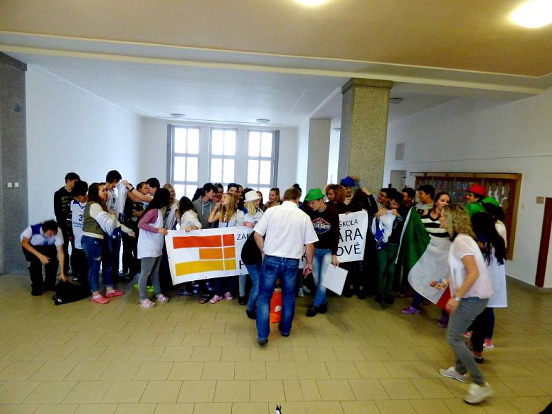 Hradecká ZŠ a MŠ Josefa Gočára se dočkala odměny za adopci italské basketbalové reprezentace.