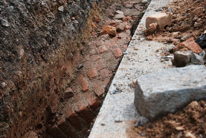 U hradeckých Gayerových kasáren našli archeologové zbytky barokní pevnosti, která město obepínala až do konce 19. století.