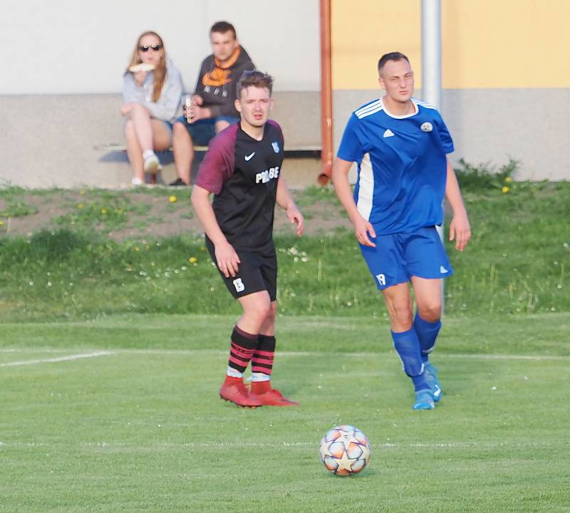 ŠLÁGR PŘEBORU. Fotbalisté Dohalic (v modrém) si dojeli pro cenné tři body do Prasku, kde po boji zvítězili 4:2. Foto: Lubomír Douděra