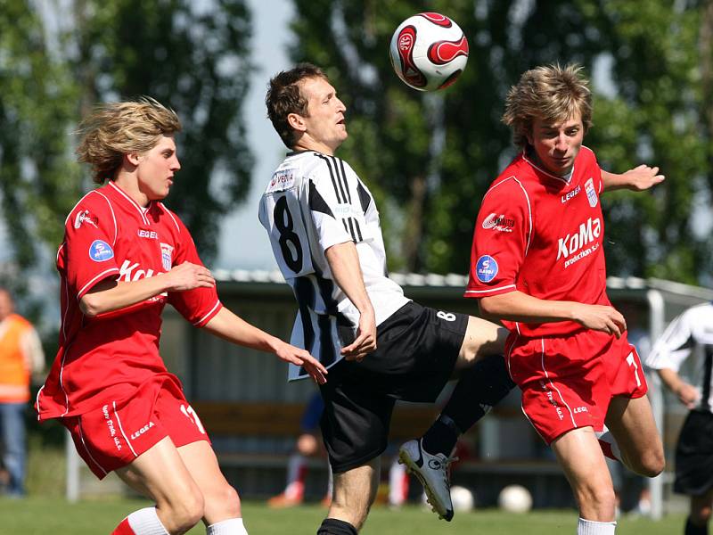 Zleva Ondřej Vyleťal, hradecký Ivo Svoboda a Michal Bergman