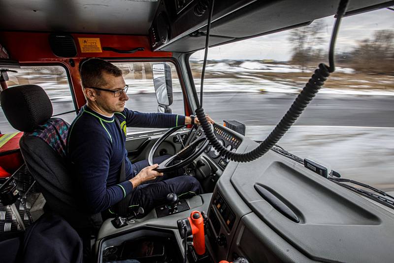 Zvládnutí zimních krizových situací nacvičovali hasiči na bezpečnostním polygonu v Hradci Králové.