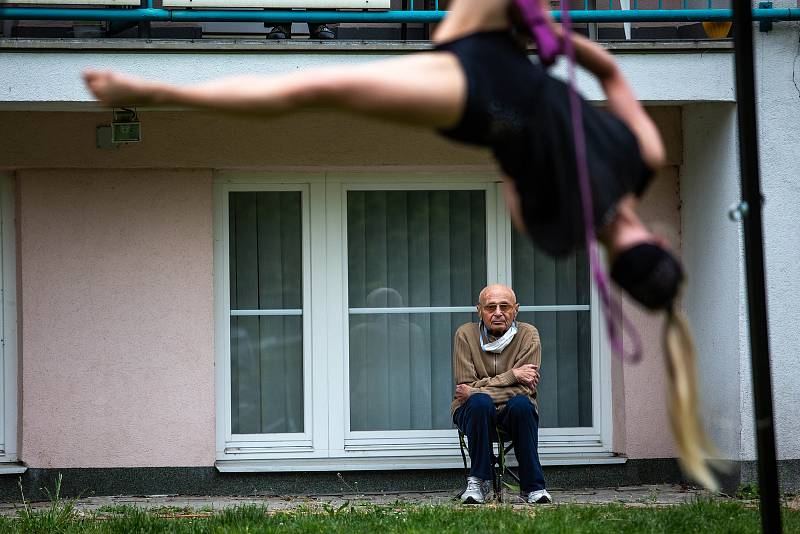 Formace Cirkus La Putyka v Domově U Biřičky předvedla seniorům své vystoupení.