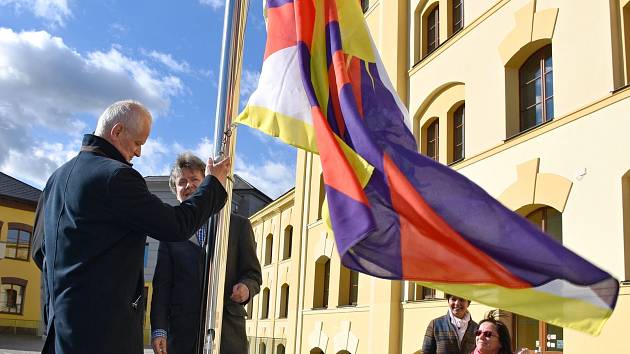 Již počtvrté v historii Královéhradeckého kraje byla vyvěšena na oficiálním stožáru na nádvoří krajského úřadu tibetská vlajka. Kraj se tak opět připojil k symbolické vzpomínce na protičínské povstání v Tibetu v roce 1959.