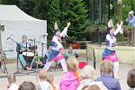 Mezinárodní folklorní festival v královéhradeckých Jiráskových sadech.