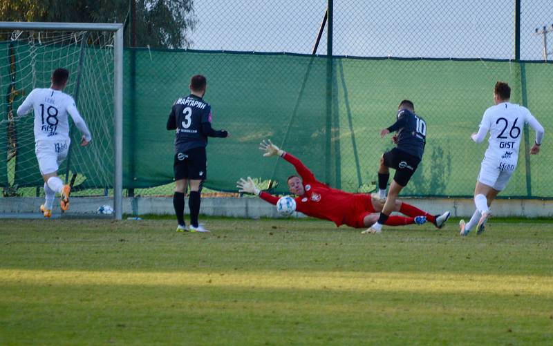 Hradecký gólman Vilém Fendrich vychytal málo vídaný brejk pětice hráčů ukrajinského týmu NK Veres Rivne.