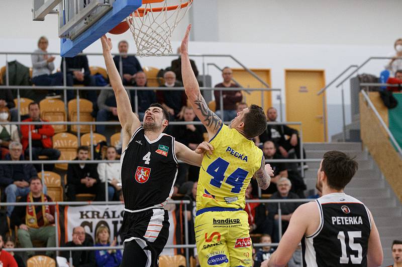 Královští sokoli Hradec Králové (v černém) vs. Sluneta Ústí nad Labem (85:73).