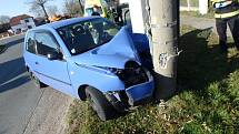 V Chlumci nad Cidlinou v místní části Lučice narazil osobní automobil do sloupu elektrického vedení.
