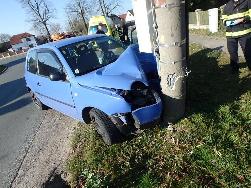 V Chlumci nad Cidlinou v místní části Lučice narazil osobní automobil do sloupu elektrického vedení.