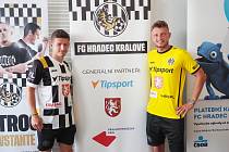 Václav Pilař (vlevo) a Ladislav Krejčí představili na tiskové konferenci dresy, ve kterých budou fotbalisté FC Hradec Králové nastupovat v nové sezoně. 