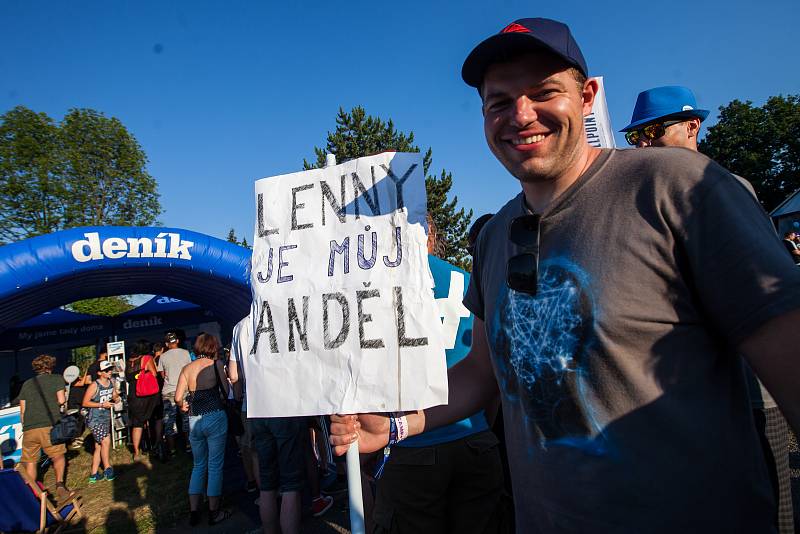 Koncert a autogramiáda zpěvačky Lenny v rámci festivalu Rock for People v Hradci Králové.