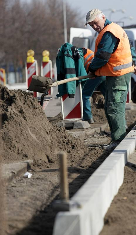 Budování chodníku a cyklostezky v hradecké ulici Jana Černého.