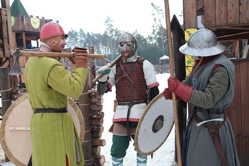 Fantasy bitva mezi barbary a rytíři u hradiště za Lesním hřbitovem v Hradci Králové.